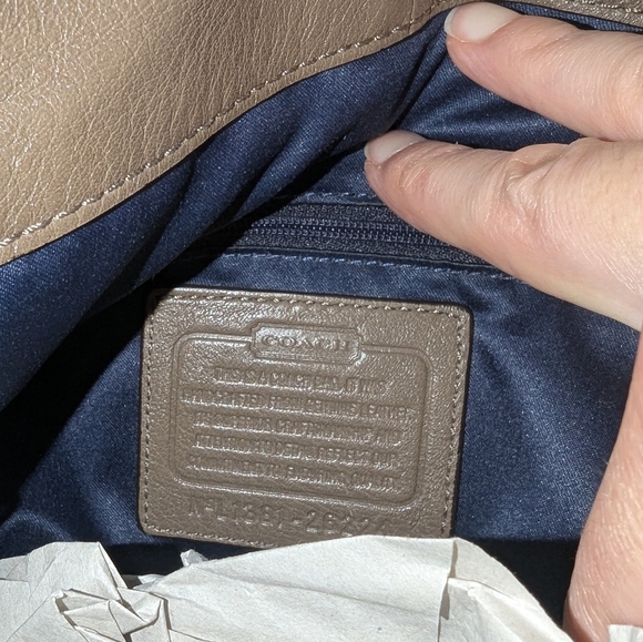 Coach Hobo Textured Leather Tan Hobo Bag w/ Gold Accents - Very Good Condition - Picture 15 of 16